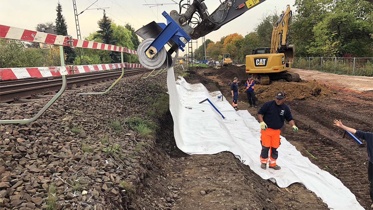 Der Vliesmaster-Prototyp im Einsatz bei der Gleiserweiterung